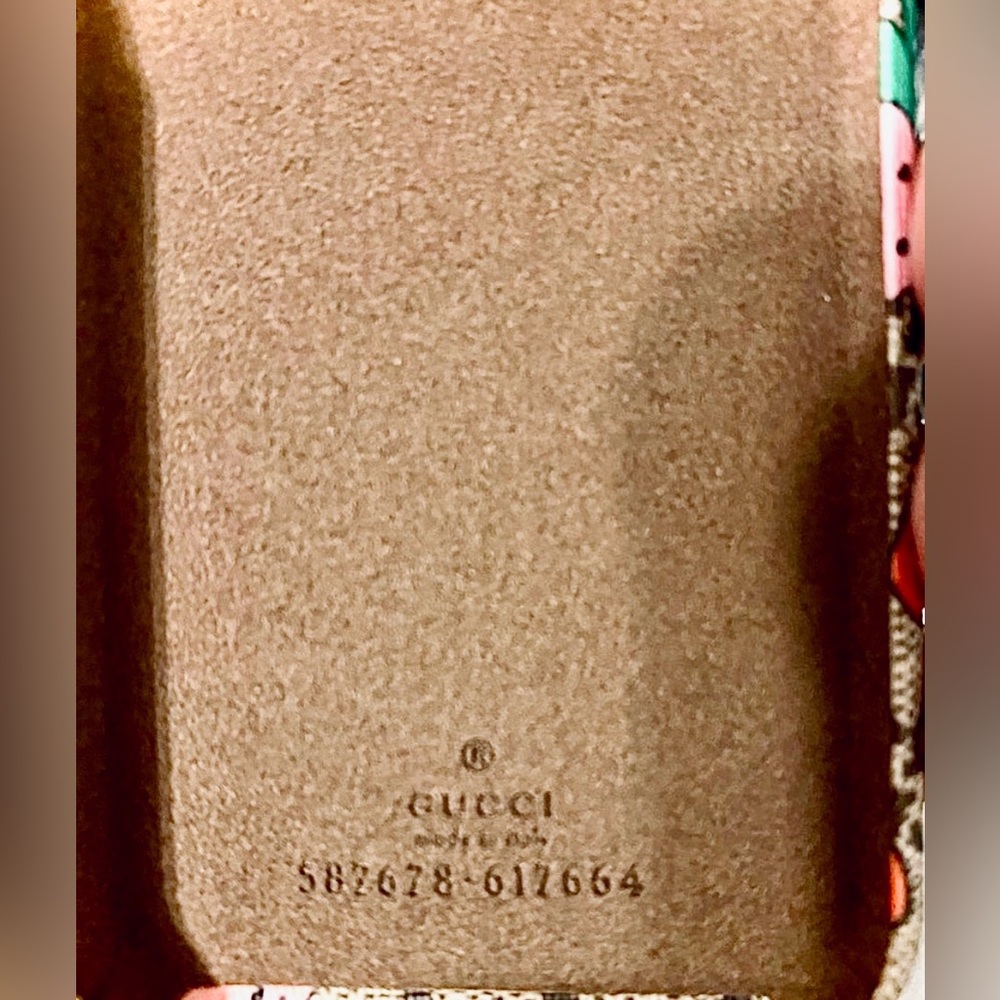 GUCCI || GG Limited Edition Strawberry Supreme iPhone X/XS Case ⭐️NIB⭐️ - Picture 8 of 8